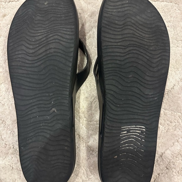 Reef Cushion Court Black Sandals! The cutest little flip flop 🩴 and so comfy! - Picture 3 of 5